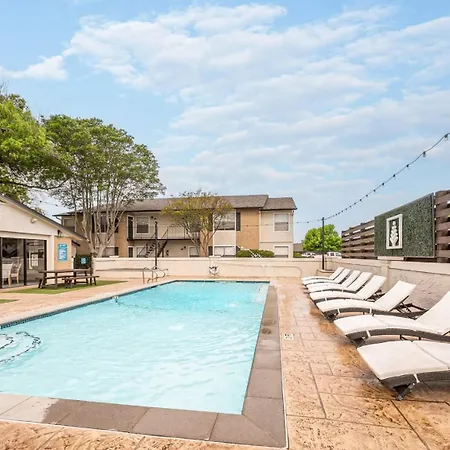 Comfortable 2Br - Pool Near Major Attractions